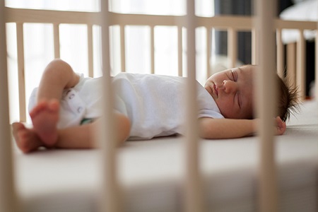 تخت خواب کودک,ایمن نگهداشتن کودک,لباس خواب کودک