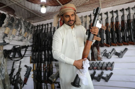 عکسهای جالب,عکسهای جذاب,یک مغازه اسلحه فروشی در شهر صنعا یمن