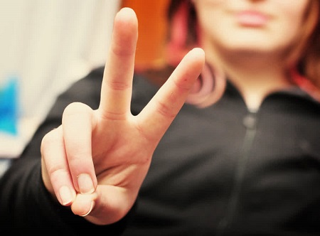 انگشت وسط نشانه چیست, معنی علامت انگشت شست و کوچک, علامت صلح با دست
