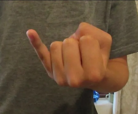 معنی علامت انگشت شست و کوچک, علامت صلح  با دست, معنی علامت های دست